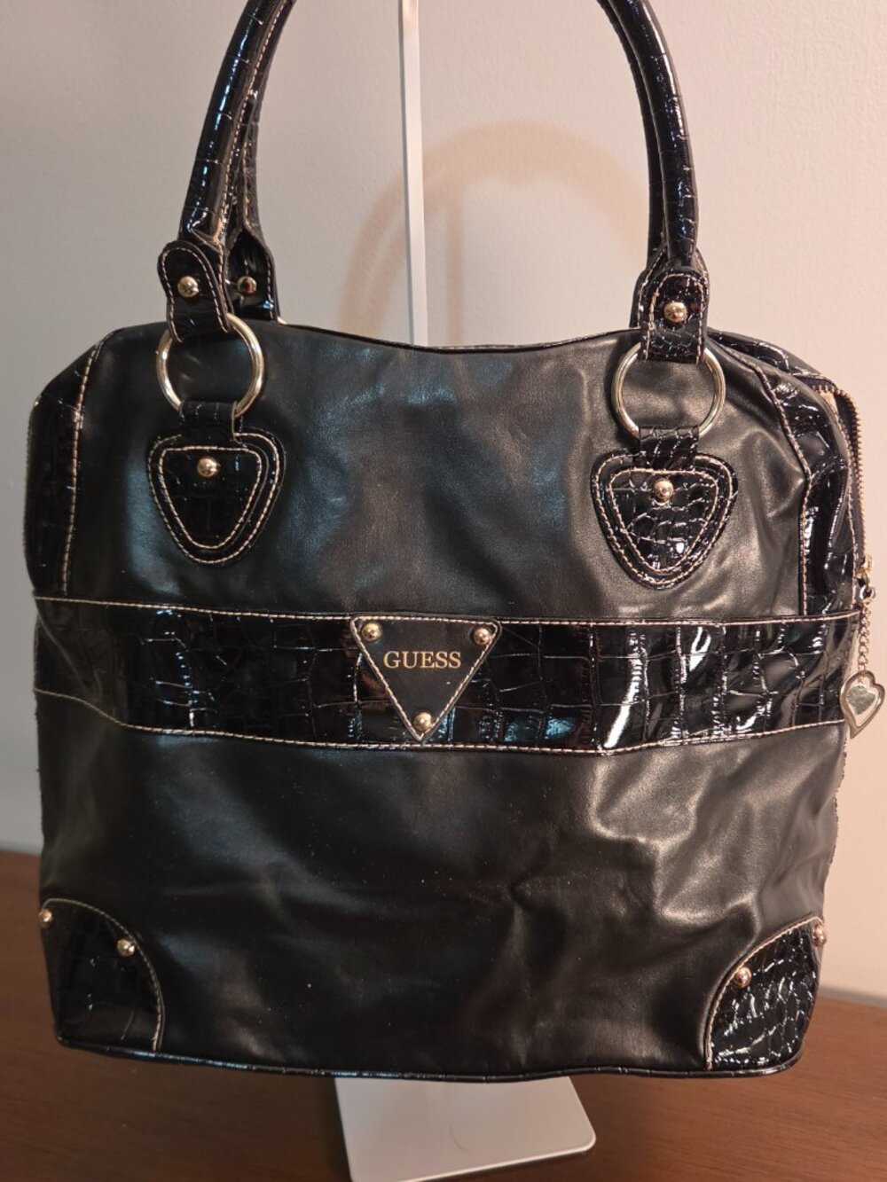 GUESS BLACK FAUX LEATHER CROC-EMOSSED SHOULDER BAG